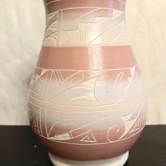 Vintage signed etched ceramic Southwestern Native vase vessel. 7.5" tall - Picture 5 of 13